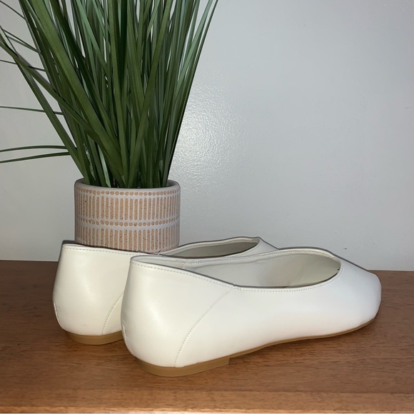 Tahari Women's Cream Loafers NWOT!! - Picture 6 of 6